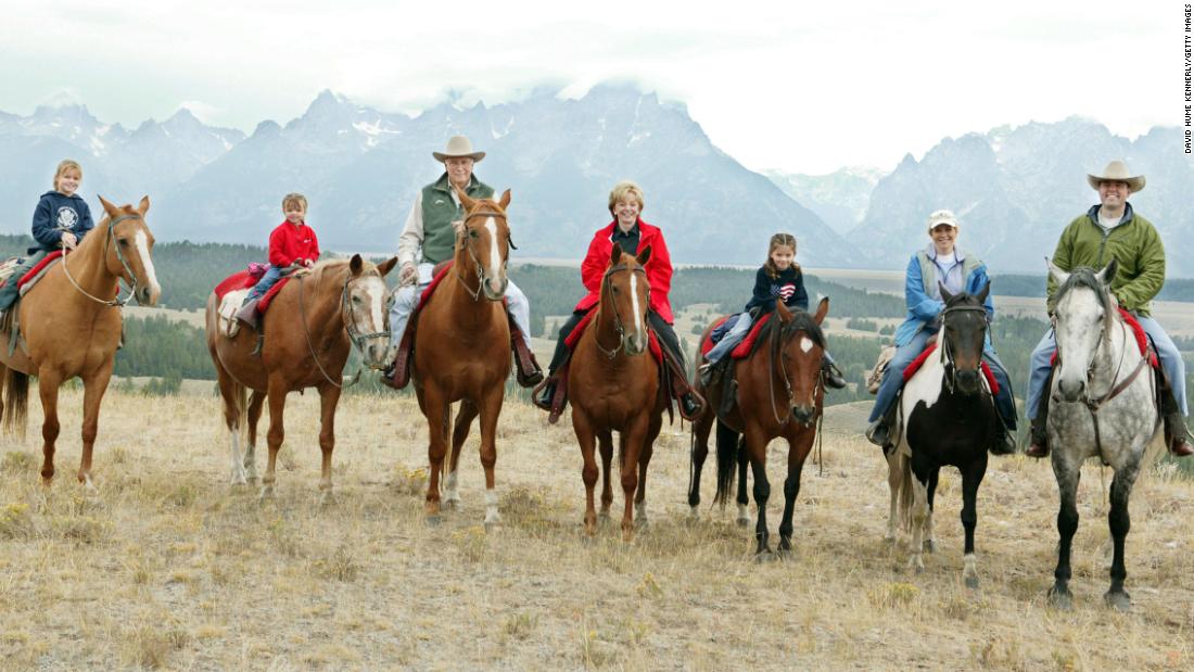 Liz Cheney, tweede van regs, rides horses with her parents, her children and her husband in Moose, Wyoming, in Augustus 2004. With her, van links, are her daughter Kate, her daughter Grace, haar ouers, her daughter  Elizabeth and her husband, Phillip Perry. Cheney married Perry, a lawyer, in 1993. They have five children in all.