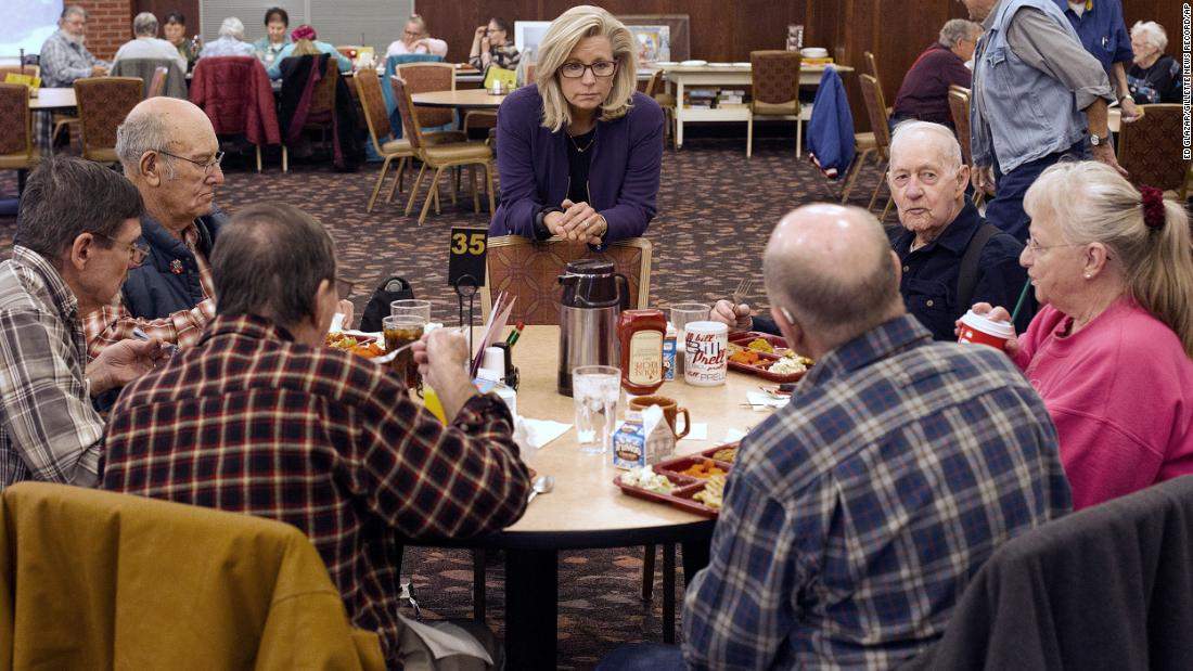 Cheney talks to people at the Senior Citizens Center in Gillette, Wyoming, in Februarie 2016. Vroeër die dag, she announced that she was running for Congress.