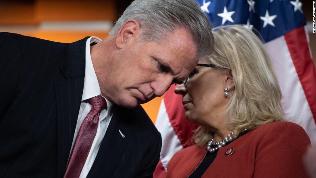 Cheney speaks with House Minority Leader Kevin McCarthy during a news conference in Washington, DC, In Oktober 2019. She became chairwoman of the House Republican Conference in 2019, making her the third-ranking Republican in the House, behind McCarthy and Minority Whip Steve Scalise.