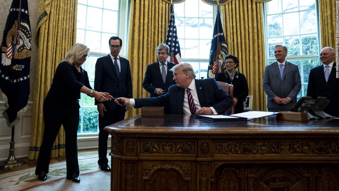 Trump hands a pen to Cheney after &lt;a href =&quot;https://www.cnn.com/2020/04/23/politics/house-vote-small-business-aid-vote/index.html&quot; teiken =&quot;_ leeg&ampkwotasiet;&gt;signing a coronavirus relief packagltamp;lt;/a&gt; in April 2020.