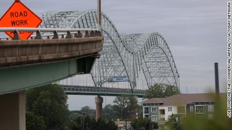 Vital Memphis bridge shut down after officials find structural crack 