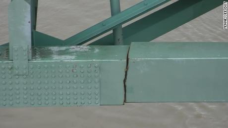 O Departamento de Transportes do Tennessee divulgou fotos da fratura que fechou a ponte em maio.