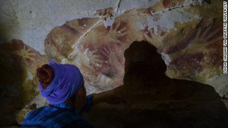 The stencilled handprints were made almost 40,000 hace años que. 