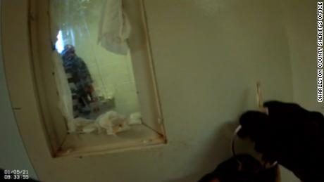 Jamal Sutherland is seen inside a cell at a detention center in North Charleston, Carolina del Sud. The image was taken from a sheriff deputy&#39;s body camera footage.