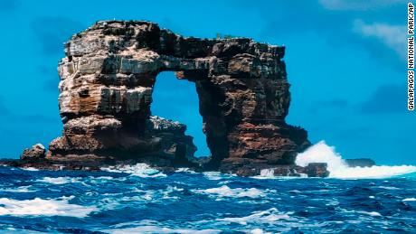 Galapagos rock formation Darwin&#39;s Arch has collapsed