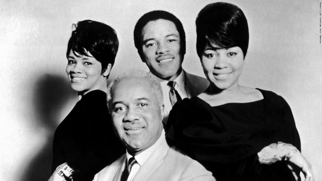 Pervis Staples, one of the founding members of the legendary Chicago gospel group the Staple Singers, 五月去世 6, according to a funeral home notice and Facebook post. 他是 85. Staples is seen here, third from left, along with the rest of the Staple Singers.