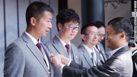 جک ما ، بنیانگذار غول تجارت الکترونیک چینی ، گروه Alibaba ، در مراسم افتتاحیه 3 مدرسه در هوپان در سال 2017 ، یک نشان دانش آموز برای دانش آموز قرار داد.
