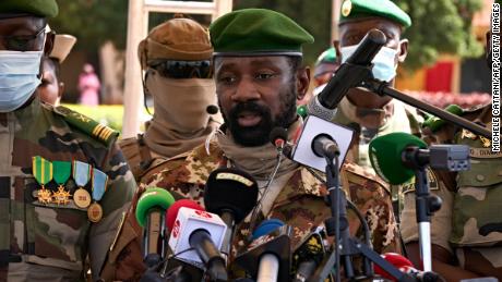 A União Africana suspende Mali após um golpe militar e ameaça com sanções