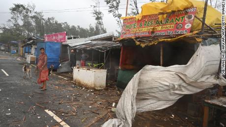 A road covered in debris during Cyclone Yaas in Balasore district, Odisha, Indië, op Mei 26.
