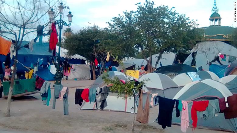 Desperaat en alleen: The painful consequences of family 'self-separation' at the border