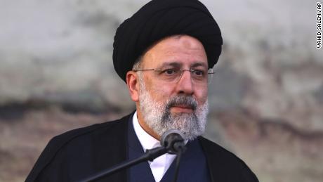 O difícil favorito presidencial do Irã pode levar o país de volta ao passado sombrio, assim como os iranianos desejam mudanças 