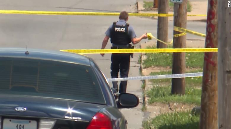 Cuatro personas murieron, incluyendo dos menores, en tiroteos separados durante tres horas en el área de Kansas City