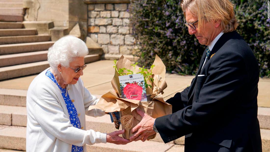 The Queen receives a Duke of Edinburgh rose from Keith Weed, president of the Royal Horticultural Society, 六月に 2021. The newly bred rose was officially named in honor of Prince Philip.