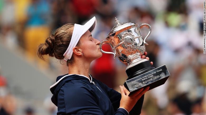 Barbora Krejcikova batte Anastasia Pavlyuchenkova nella finale degli Open di Francia sulle montagne russe e vince il primo Grande Slam