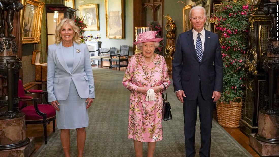La regina &lt;a href =&quot;https://www.cnn.com/2021/06/13/politics/president-biden-g7-day-3/index.html&quot; target =&quot;_blank&ampquott;&gt;meets with US President Joe Biden and first lady Jill Biden&amltlt;/un&ampgtt; in the Grand Corridor of Windsor Castle in June 2021.