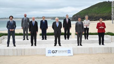 G7 leaders pose for a &quot;family photo&报价; on day one of the summit, 在周五, 六月 11. 
