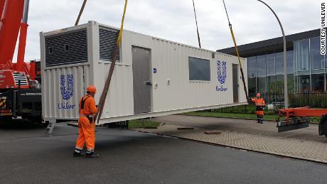 Unilever&#39;s nano factory being maneuvered into position in Wageningen, Olanda. 