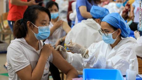A China pretende administrar sua bilionésima injeção de coronavírus.  Sim, você leu certo