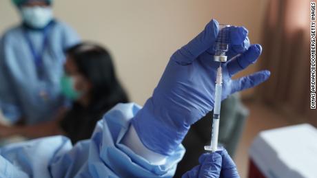 Cientos de trabajadores sanitarios indonesios vacunados contraen Covid-19, docenas en el hospital