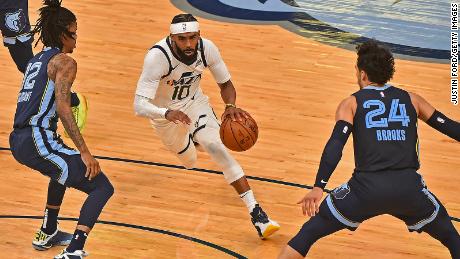 Mike Conley of the Utah Jazz drives to the basket against the Memphis Grizzlies during Game Four of the Western Conference first round series on May 31. Días después, Conley suffered a hamstring injury that left him sidelined for over a week.
