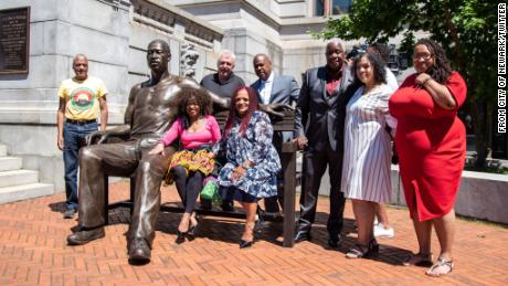 A George Floyd statue was unveiled outside city hall in Newark, 新泽西州, 在星期三.