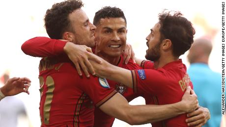 Ronaldo celebrates his goal with Jota (왼쪽) and Silva (권리). 