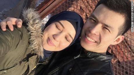 Mezensof e seu marido em novembro de 2016 em Urumqi, cinco meses antes de sua prisão.