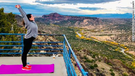 A woman stretches atop a lookout in Los Alamos County, Nuovo Messico.