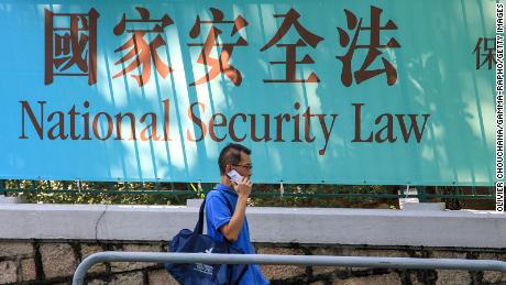 Um ano após a promulgação da lei de segurança nacional de Hong Kong, os cidadãos sentem que Pequim está cada vez mais firme
