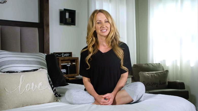 VIDEO: Trouble sleeping? Try these 4 easy stretches before bed