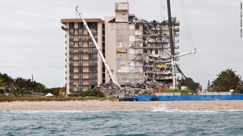 Surfside 빌딩 부서는 초기에 행정 검토를 받았습니다. 2019 콘도 붕괴 전