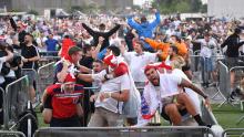 Les supporters anglais célèbrent le premier but de Kane au 4TheFans Fan Park à Event City à Manchester.