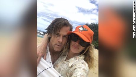 Julia Roberts compartilha uma selfie rara com seu marido Danny Moder para seu aniversário de casamento