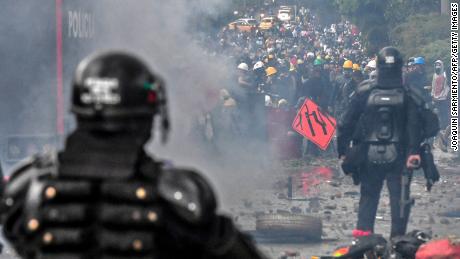 Riot police clash with protesters in Medellin, Colombia, 6 월 2.