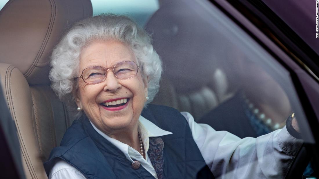 The Queen drives her Range Rover as she attends the Royal Windsor Horse Show in Windsor, Inghilterra, nel mese di luglio 2021.