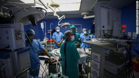 Os cirurgiões removem a mucormicose do paciente que se recuperou de Covid-19 no Hospital Swaroop Rani em Allahabad, Índia, em 5 de junho. 