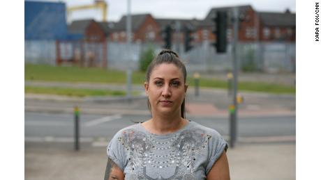 La loyaliste Emma Shaw, dans l'est de Belfast, CS Lewis Square. 