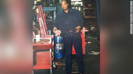 O pai de Middleton, Kevin Wayne Middleton Sr., trabalha em sua oficina mecânica na década de 1990.