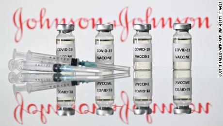 Algumas pessoas estão procurando uma segunda dose da vacina Covid-19 após a injeção de J&J
