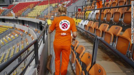 Uma faxineira do Centro Olímpico de Tênis do Rio usa uma camiseta anti-zika, agosto de 2016.