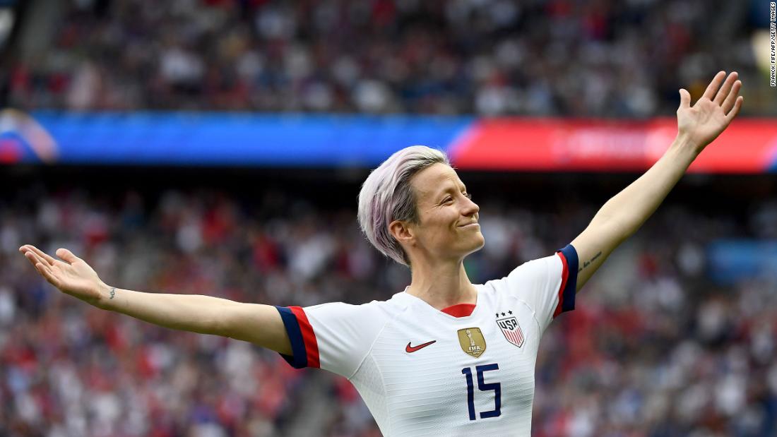 &lt;strong&gt;ミーガン・ラピノー (アメリカ):&lt;/strong&gt; The US women&#39;s soccer team is packed with superstars, including Rose Lavelle, Carli Lloyd and Alex Morgan. しかし、それは&#39;s impossible to take your eyes off Rapinoe, who scored the game-winning goal in the 2019 World Cup final and was named the tournament&#39;s best player. The 36-year-old has also been an &lt;a href =&quot;https://www.cnn.com/2021/03/24/politics/megan-rapinoe-equal-pay-day-congress-testimony/index.html&quot; target =&quot;_空欄&amquotot;ltmp;gt;ougtpoken advocate&lt;/A&gt; for equality and inclusivity.