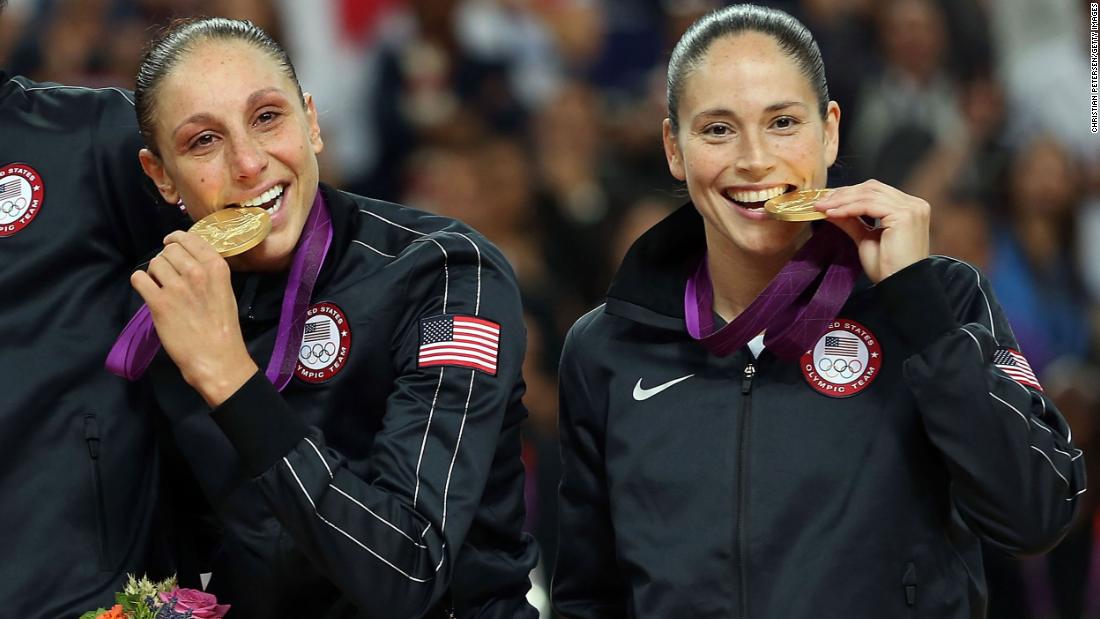 &lt;strong&gt;Diana Taurasi and Sue Bird (アメリカ):&llt/strong&ggt If the US women&#39;s basketball team wins gold — as it has in every Olympics since 1996 — then Taurasi, 左, and Bird will become the first basketball players of any gender to win five Olympic gold medals. The two guards are two of the greatest women&#39;s basketball players of all time. Taurasi, 39, is the WNBA&#39;s all-time leading scorer. Bird, 40, is the league&#39;s all-time leader in assists.
