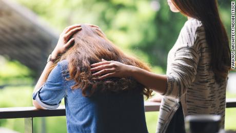 La radice dell'empatia adolescenziale inizia con relazioni sicure a casa, reperti di studio
