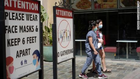     O condado de Los Angeles está restabelecendo o tíquete-máscara em meio a casos crescentes de Covid-19 e hospitalizações