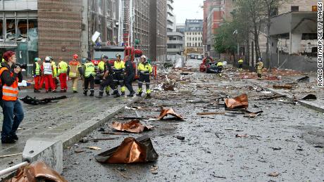 Firefighters work at the site of the explosion near government buildings in the Norwegian capital, Oslo, 칠월 22, 2011.