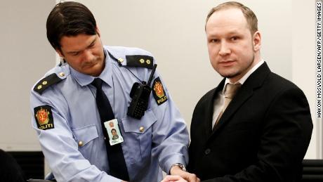 O extremista de direita Anders Behring Breivik chega ao tribunal em 16 de abril de 2012 para iniciar seu julgamento.