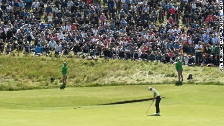McIlroy placed on the 6th green in round 2 of The Open.
