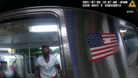 Um vídeo de delegacias de polícia de Nova York defendendo um homem no metrô chama a atenção de líderes e comunidades locais