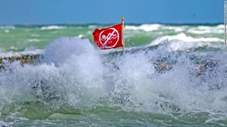 Rip currents and other surf conditions can pose danger at lakes, 太