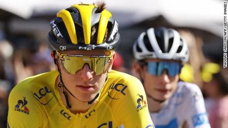 The Emirates' Slovenia's Tadej Pogacar in the yellow jersey of the overall front runner rides in the final stage of the 21st and 108th stages with the Danish team's Jumbo Visma's Jonas Vingegaard (R) in the best young white jersey in 2021. 7 On the 18th, the 108-kilometer Tour de France between Chato and the Champs-Elysées in Paris. 